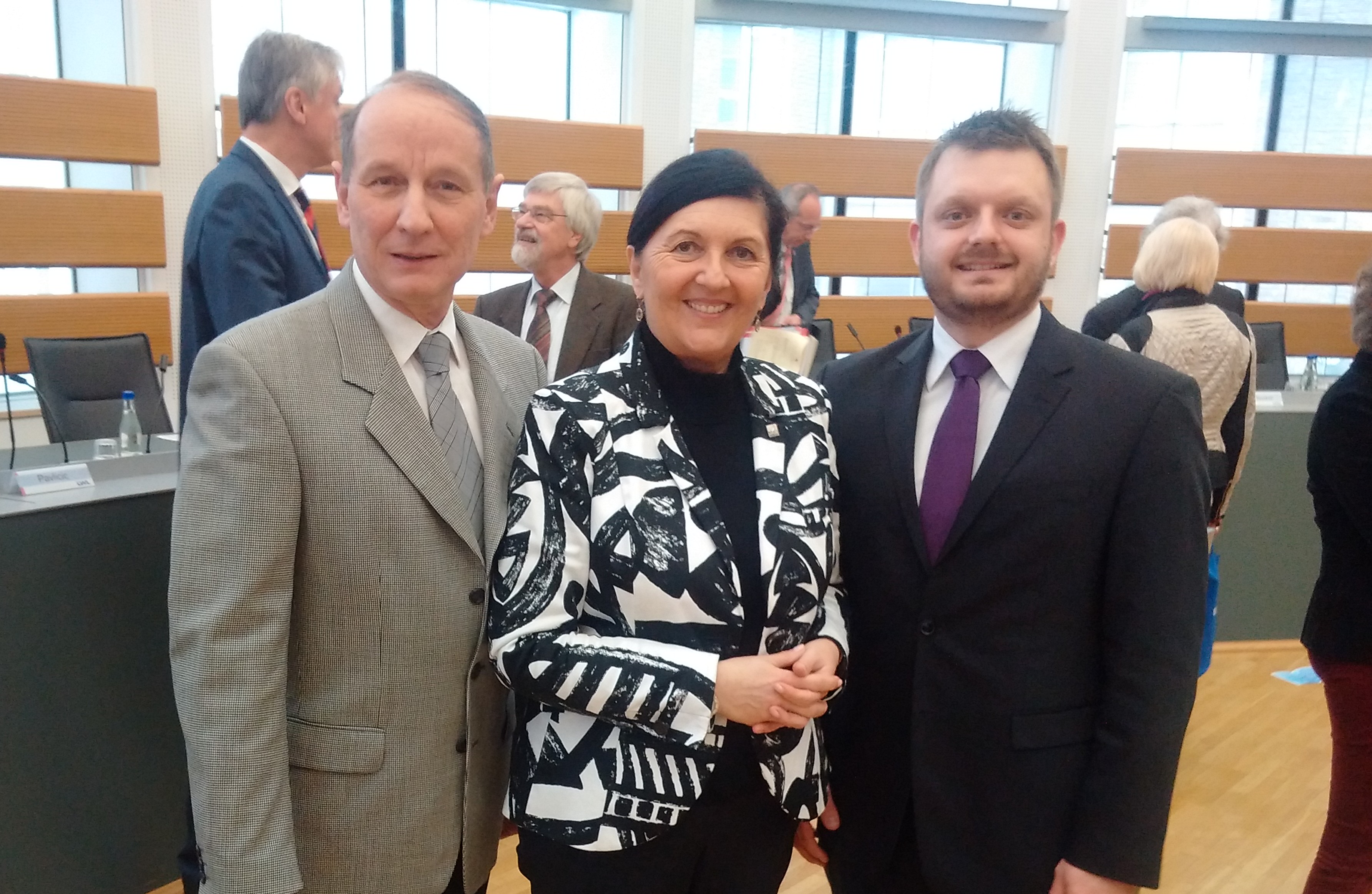 v.l. Christian Manz und Michael Schönbeck mit der Fraktionsvorsitzenden Eva Irrgang